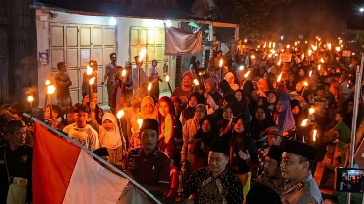 Ribuan Warga Desa Bandung Gelar Pawai Obor