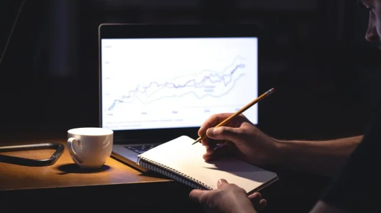 Investor Pemula Wajib Sisihkan Uang untuk Investasi