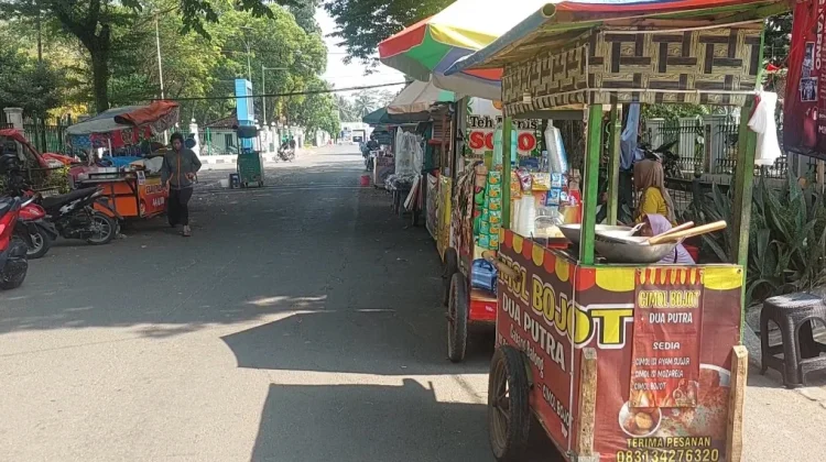Terpinggir Relokasi, Pedagang Kecil Menahan Derita Hidup