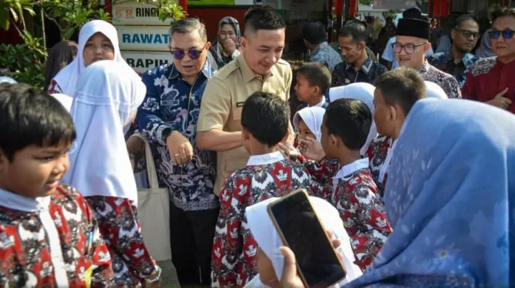 Hasbi Pantau Langsung Gerakan Ayah Ambil Rapor Anak di Sekolah