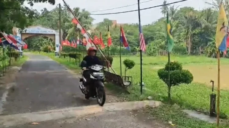 Warga Cilegon Meriahkan Piala Dunia dengan Pasang Bendera Peserta