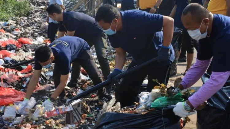 Bupati dan Kapolresta Tangerang Bersihkan Sampah di Balaraja