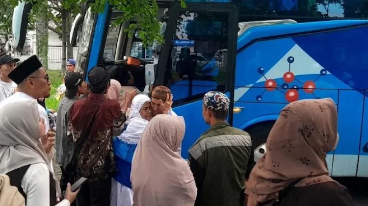 Isak Haru Warnai Kepulangan Jemaah Haji Pandeglang