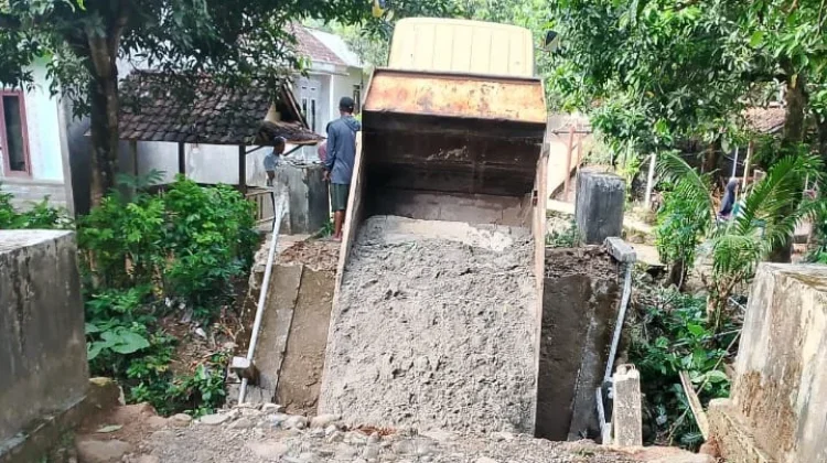 Jembatan Penghubung di Sumur Pandeglang Ambruk