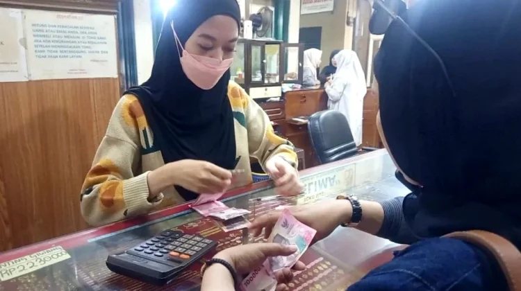 Warga Pandeglang Ramai Cairkan Tabungan Emas untuk Biaya Sekolah