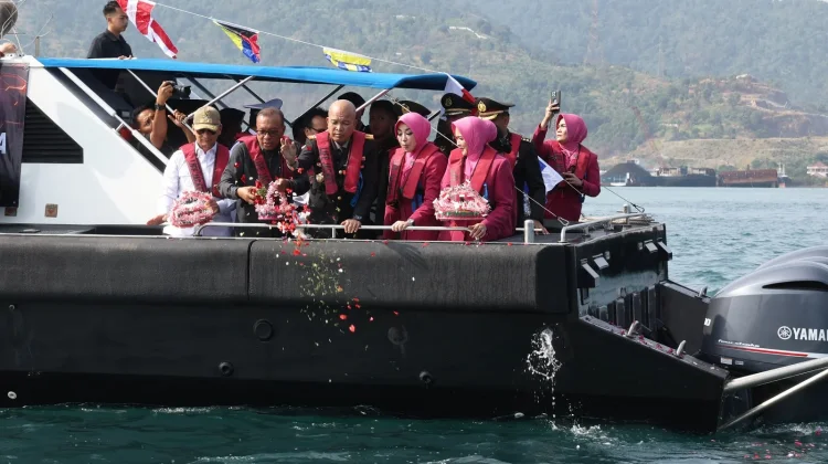 Wagub Dimyati dan Kapolda Banten Tabur Bunga di Perairan Selat Sunda