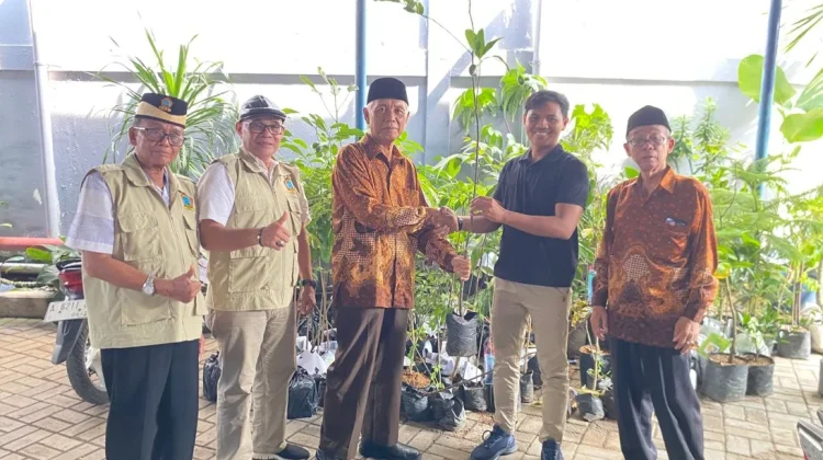 Taspen Serang Serahkan 85 Bibit Pohon kepada PWRI