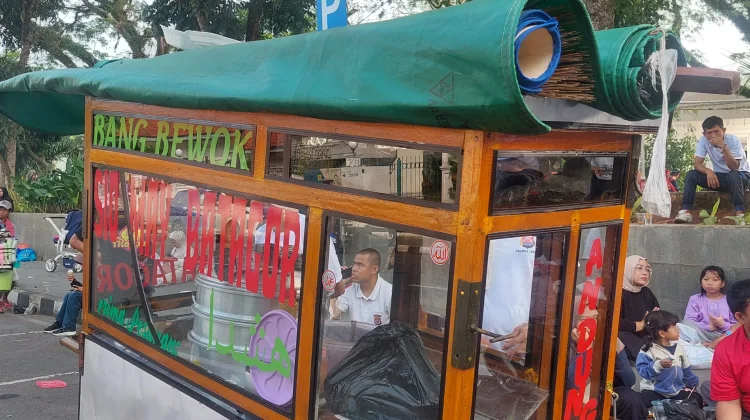 Pedagang Kuliner Raup Berkah HUT Bhayangkara Lebak Meriah