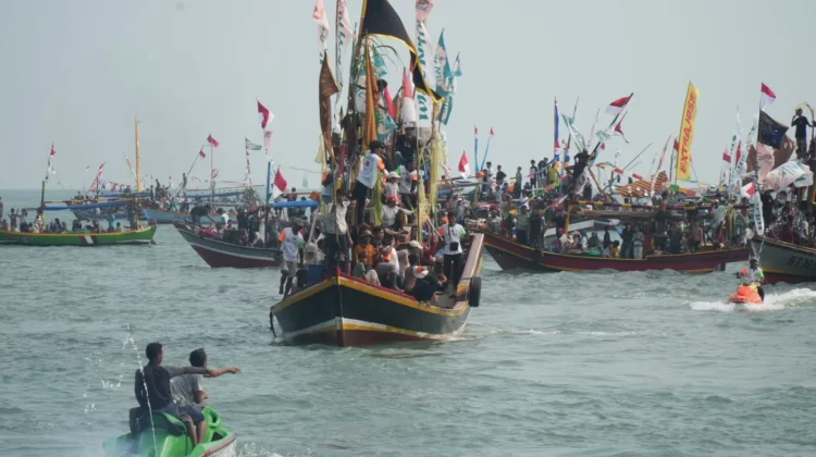 Meriah! Ruwat Laut di Carita Sedot Ribuan Wisatawan