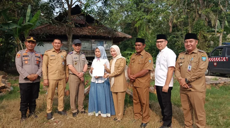 Didampingi Bupati, Kantah Kabupaten Serang Serahkan Sertipikat ke Masyarakat