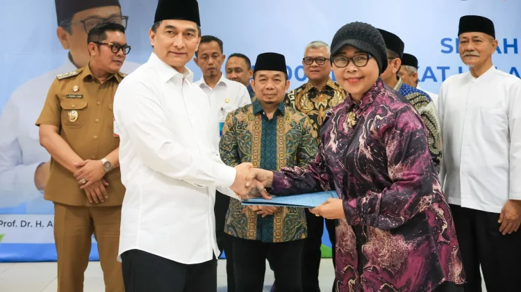 Serahkan 5 Ribu Sertifikat Halal, Wagub: Masyarakat Bisa Tenang Bermuamalat