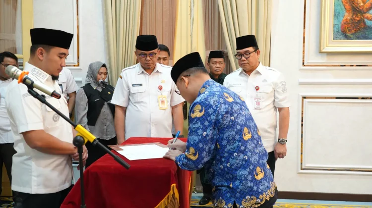 Wali Kota Robinsar Melantik Dua Pejabat Tinggi Pratama Pemkot Cilegon