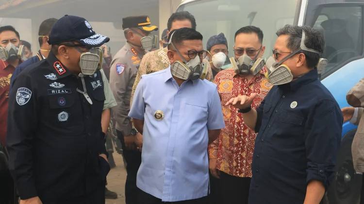 Pemadaman Kebakaran di TPA Jatiwaringin Dipastikan Terus Dilakukan