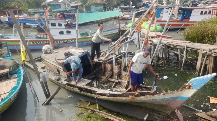 Nelayan Bantu Percepatan Normalisasi Karangantu dengan Bongkar Bangkai Kapal