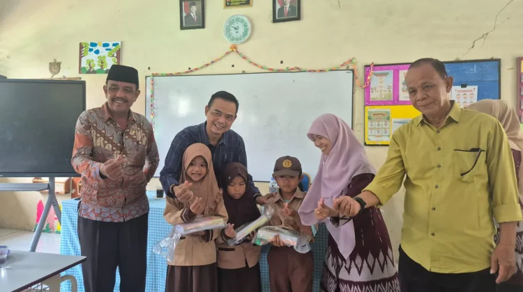 Dindikbud Serang Salurkan Ratusan Paket Alat Tulis Bagi Siswa Tak Mampu
