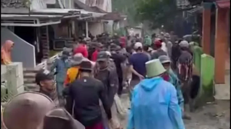 Gerah Tak Diperbaiki Pemerintah, Warga Lebak Patungan Cor Jalan