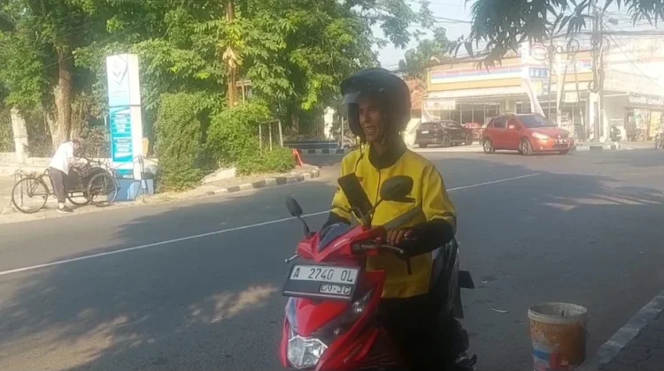 Semangat Adi Mengaspal Demi Masa Depan Keluarga Tercinta
