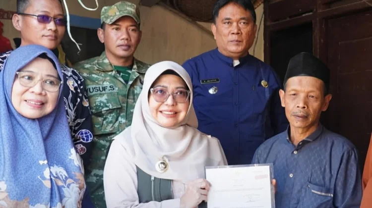 Bupati Pandeglang Serahkan Sertifikat Tanah Secara Door to Door