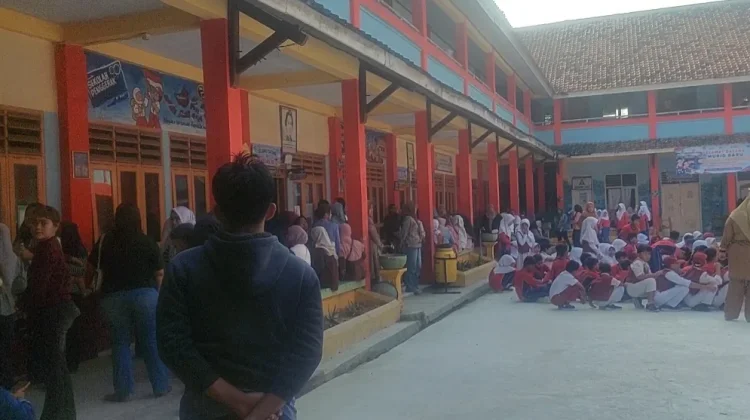Ayah Antar Anak Warnai Hari Pertama Sekolah di Lebak