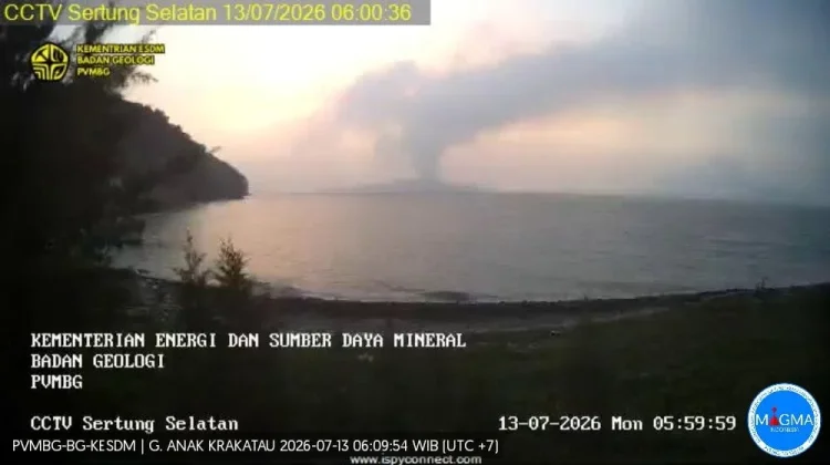 BPBD Minta Warga Tak Termakan Hoaks Soal Status Gunung Anak Krakatau