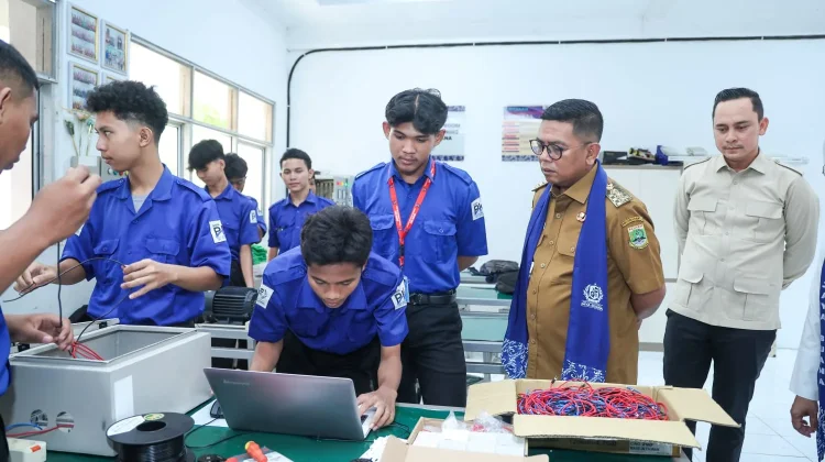 Gubernur Andra Soni Tegaskan Program Sekolah Gratis Utamakan Mutu Pendidikan