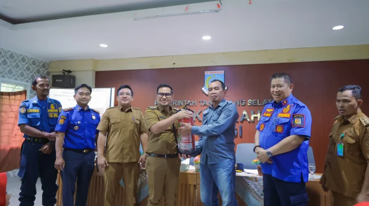 Relawan Damkar Tangsel Terima Bantuan APAR Hingga Penangkap Ular
