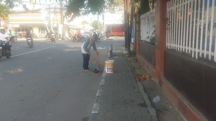 Dibalik Sapu Lidi Pak Juman : Menyapu Jalan, Menyapu Harapan untuk Masa Depan