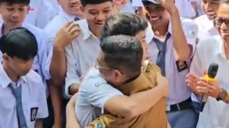 Siswa PGRI Pandeglang Peluk Gubernur Banten Andra Soni