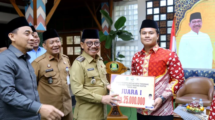 Wali Kota Sachrudin Serahkan Bonus Rp1 M ke Kafilah MTQ