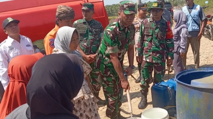 Atasi Kekeringan, Kodim Pandeglang Salurkan Air Bersih