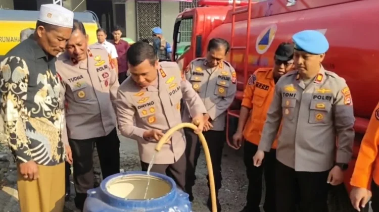 Atasi Kekeringan, Polres Pandeglang Pasok Air Bersih ke Koroncong