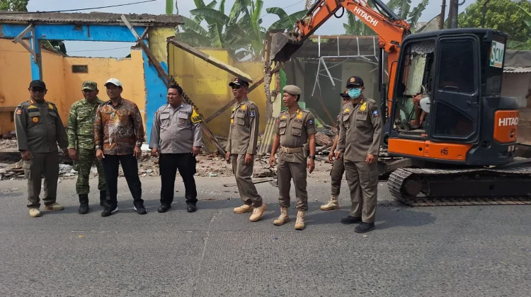 Satpol PP Kabupaten Serang Bongkar Bangli di Bojonegara