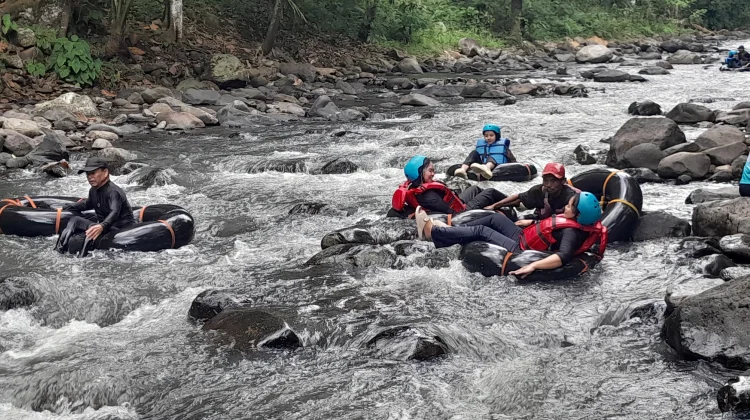 Keseruan Arum jeram di Kampoeng 165 Padarincang