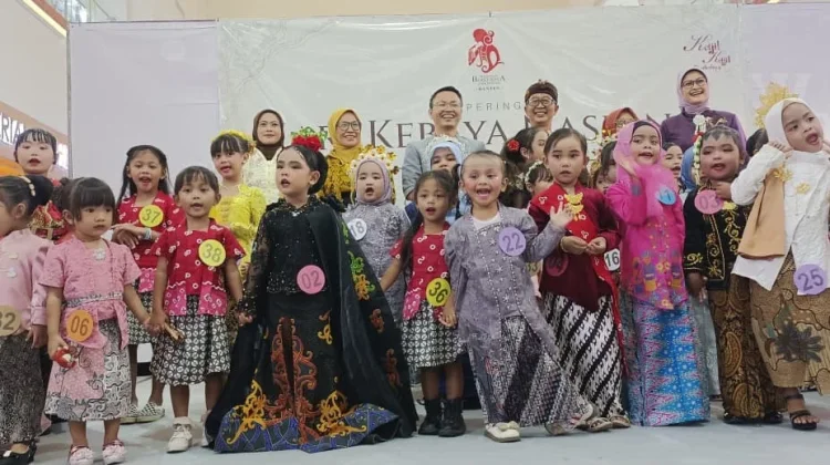 Puluhan Anak Perkenalkan Kebaya di Ruang Publik
