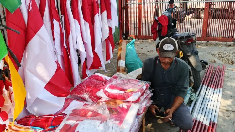 Pedagang Bendera di Serang Hadapi Persaingan Penjualan Online Sebelum HUT RI