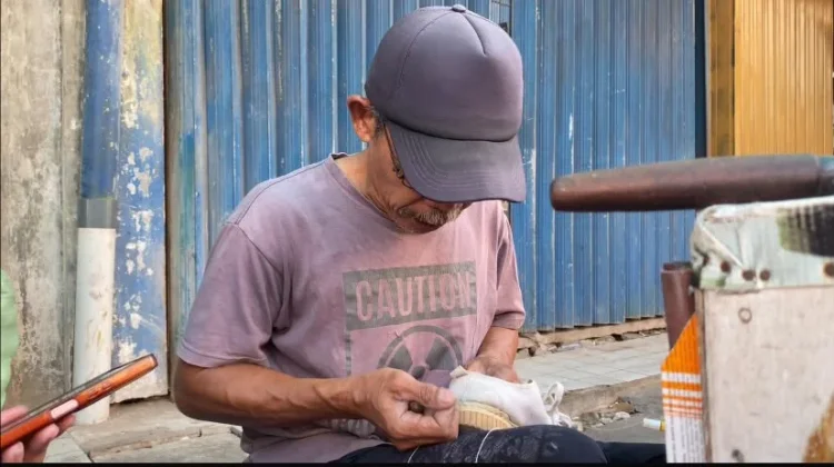 di Balik Lapak Sol Sepatu, Pak Hatib Menjaga Mata Pencaharian
