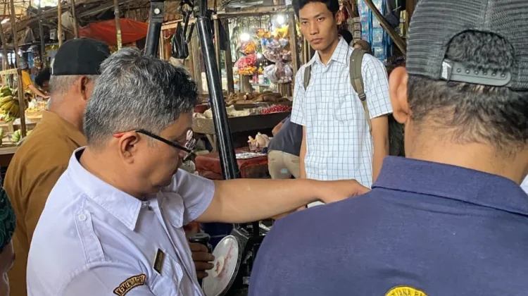 DKUPP Pandeglang Tera Ulang Timbangan di Pasar Badak