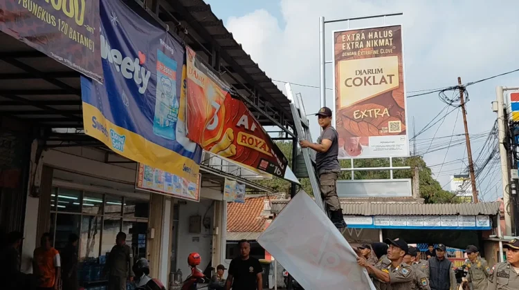 Satpol PP Pandeglang Tertibkan Iklan Rokok di Jalur Protokol