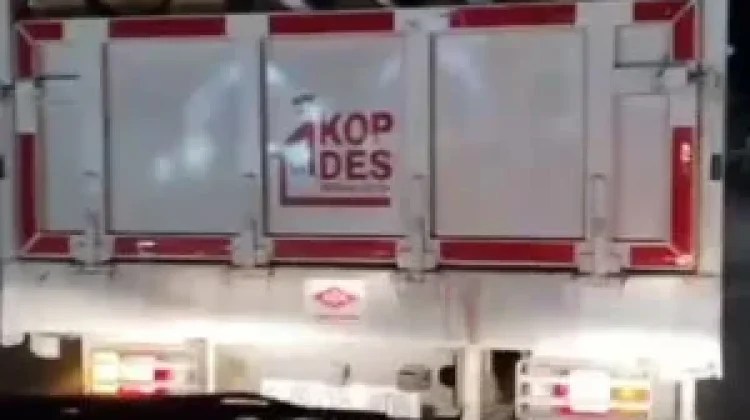 Truk Kopdes Merah Putih Angkut Kayu di Pandeglang