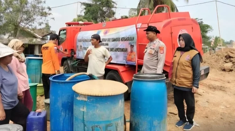 Alami Kekeringan, BPBD Pandeglang Salurkan 247 Ribu Liter Air Bersi