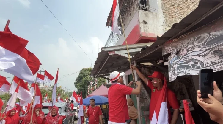 Swadaya Pegawai Kemenag Kota Serang Bagikan 1.000 Bendera Merah Putih