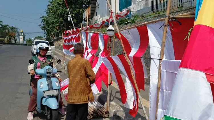 Berkah Kemerdekaan Pedagang Bendera Musiman di Pandeglang