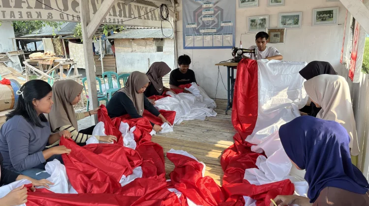 Hasil Jual Sampah, Pemuda Sukadiri Bikin Merah Putih 81 Meter