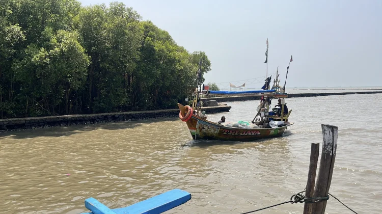 Air Laut Karangantu Surut Ekstrem, Kapal Nelayan dan Wisata Kandas