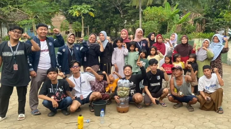 Mahasiswa Al-Khairiyah Ajarkan Pembuatan Pupuk Cair Ramah Lingkungan