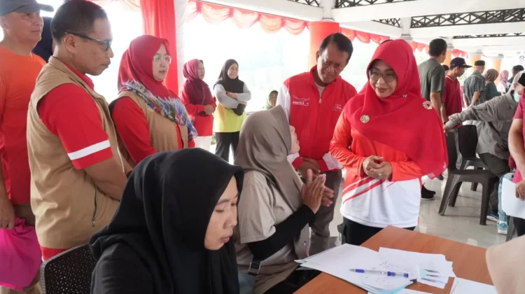 Tinjau Cek Kesehatan Gratis, Bupati Dewi Dorong Deteksi Dini Kesehatan Warga