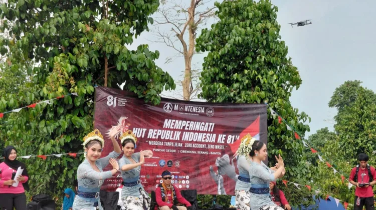 Merdeka tanpa Jejak, Bendera Merah Putih 17 Meter Membentang di Gunung Gedor