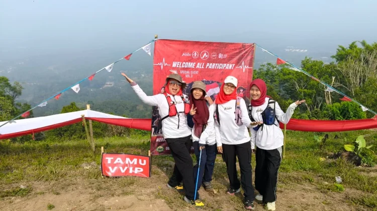 Cerita Dua Generasi Rayakan Hari Kemerdekaan di Puncak Gunung Gedor