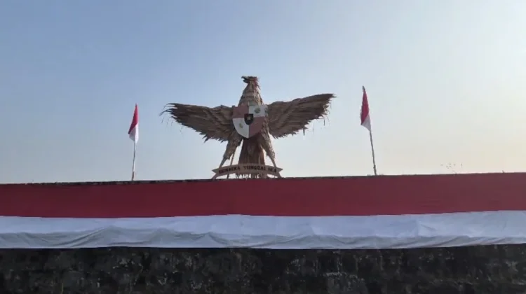 Maknai Kemerdekaan, Warga Sukadiri Bentangkan Bendera 81 Sepanjang Meter