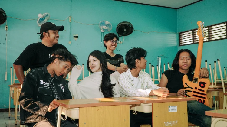 Ceritakan Cinta Tak Tepat Waktu, Paranoise Lepas Lagu Gugur